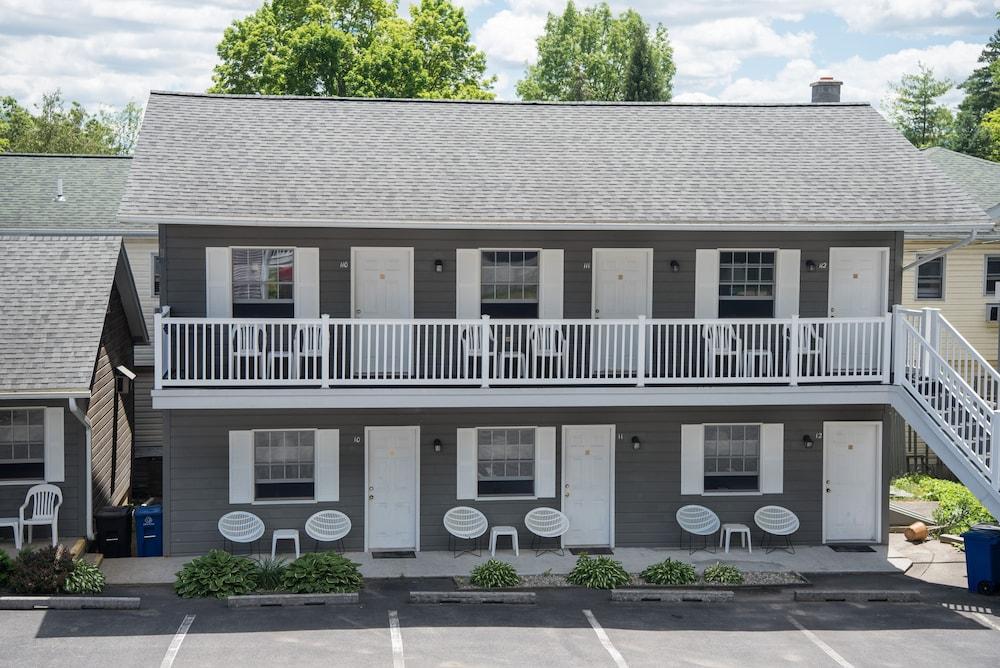 Adirondack Retreat Inn & Suites photo 11