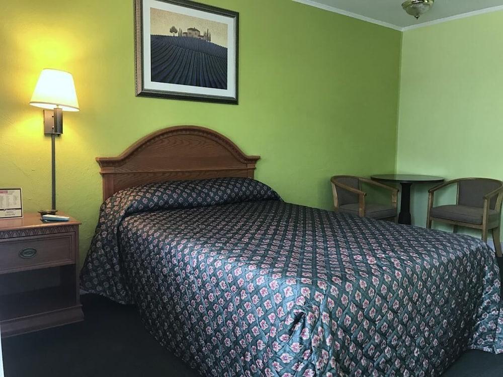 OYO Hotel Economy Inn US-29 Danville photo 19