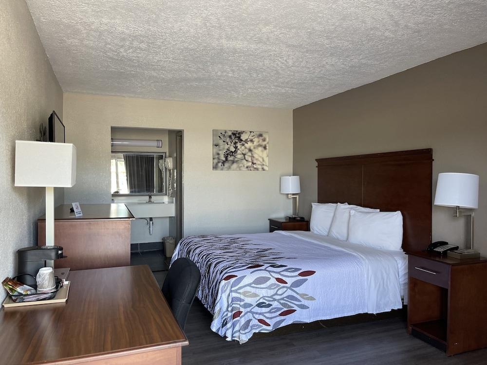 Red Roof Inn LaGrange photo 17