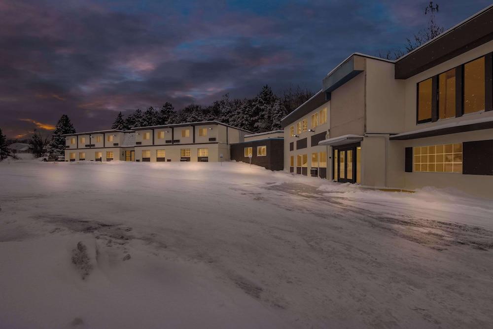 Econo Lodge Manistee photo 36