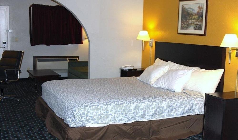 Express Inn & Suites photo 5