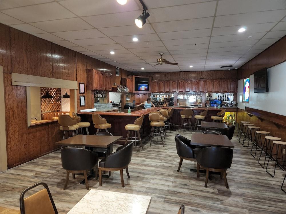 Delta Queen Lodge Bar Restaurant photo 5