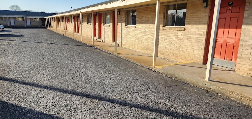 TRAVELER'S MOTEL photo 1