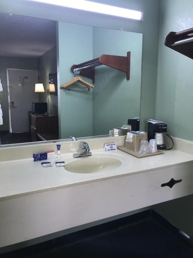 Americas Best Value Inn Manchester, TN photo 14