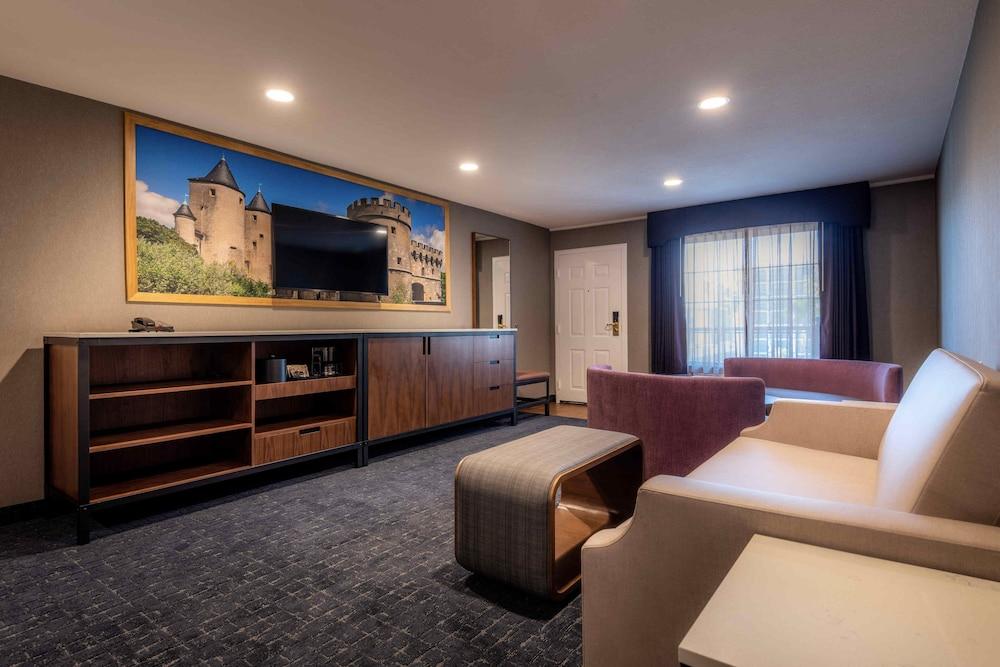 Anaheim Camelot Inn & Suites photo 18