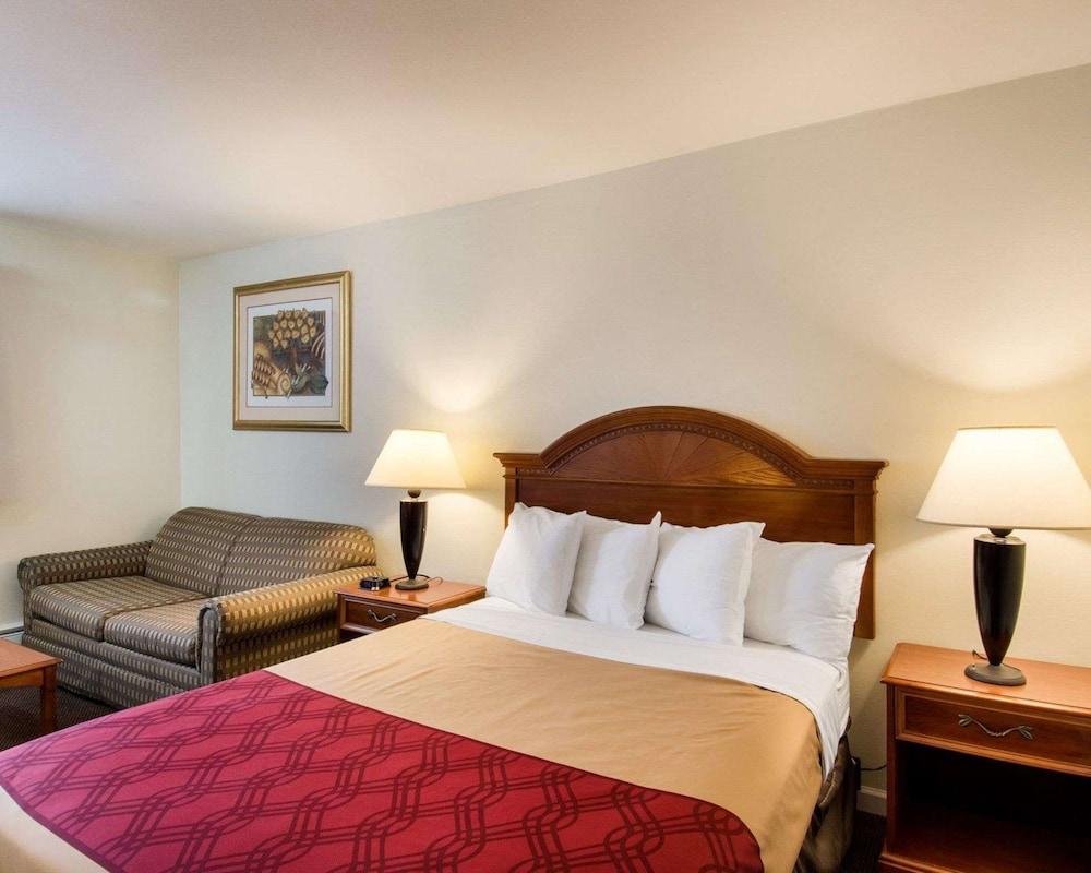 Econo Lodge Inn & Suites photo 14