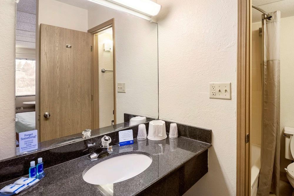 Rodeway Inn Dubuque photo 38