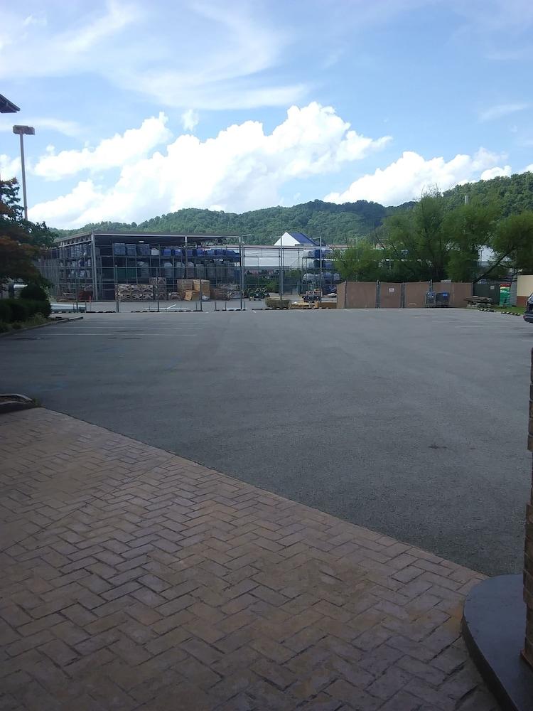 Brookshire Inn & Suites photo 26
