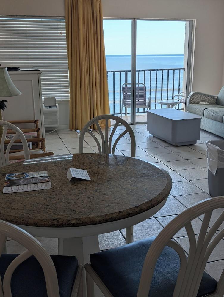 Traders Inn Beach Club photo 18
