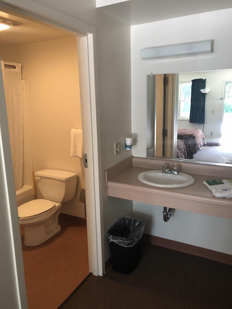 Gravity Inn Motel photo 6