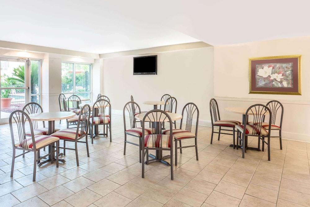 Ramada by Wyndham Luling photo 21