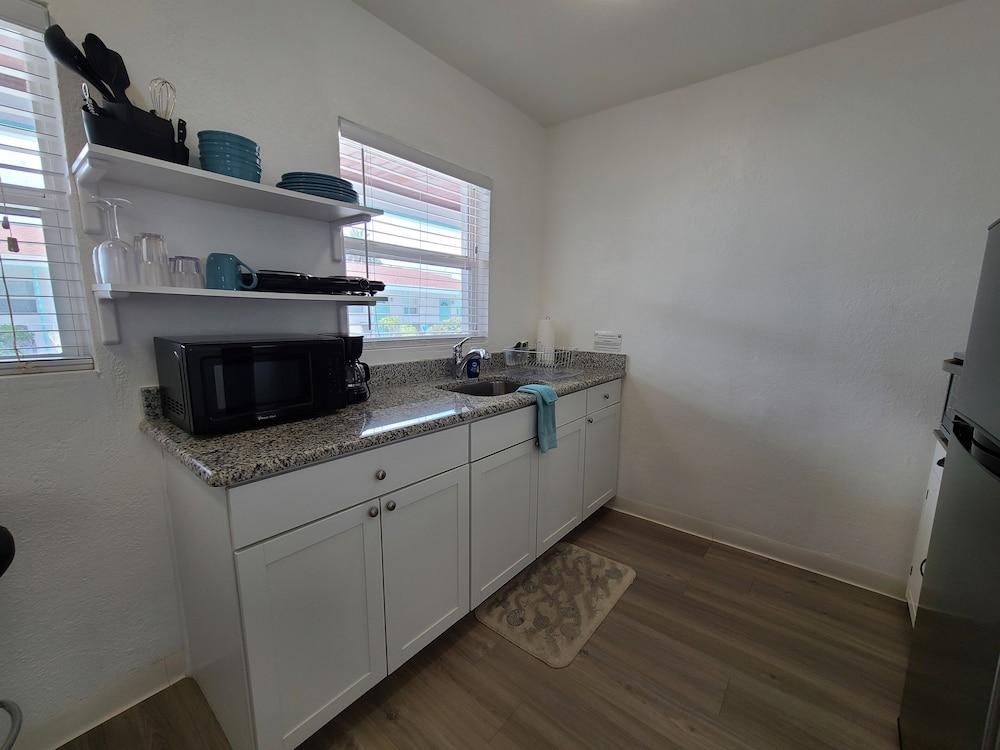Sun Island Motel photo 54