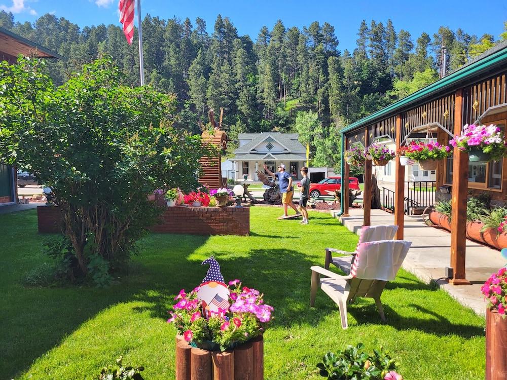 Cedar Wood Inn photo 52
