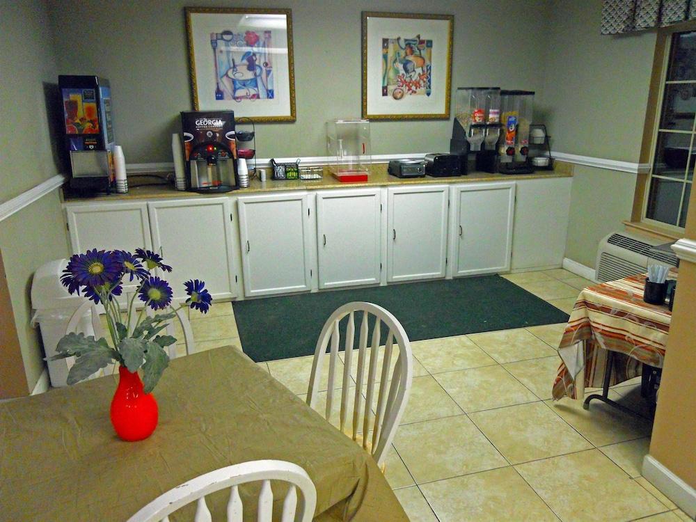 America's Best Inn and Suites Beaufort photo 15