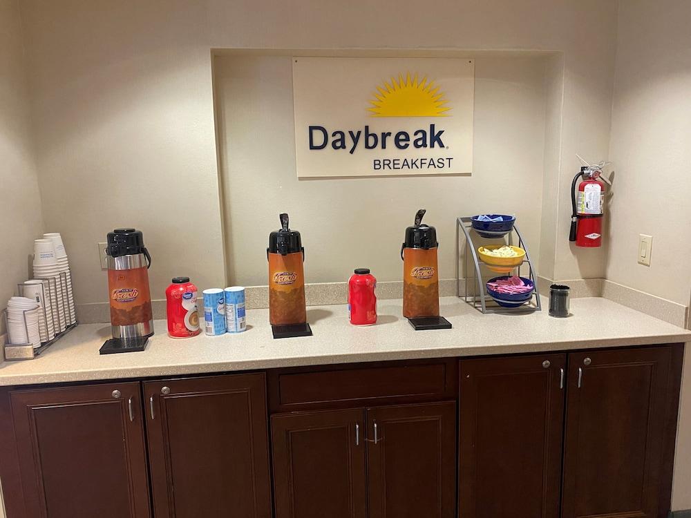 Days Inn by Wyndham Chiefland photo 11