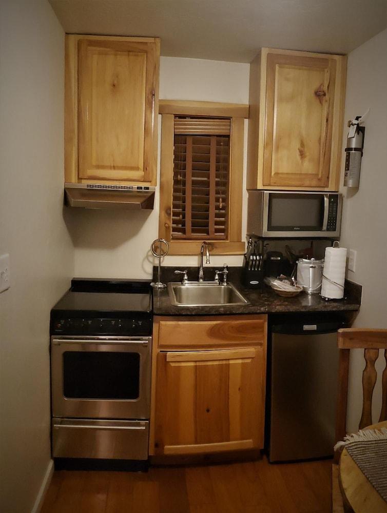 Stone Lizard Lodging photo 34