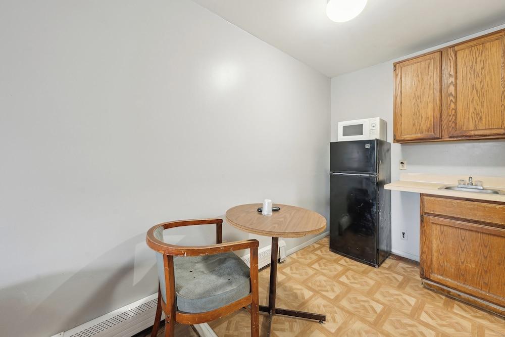Flint Motel by OYO MI Near I-475 photo 2