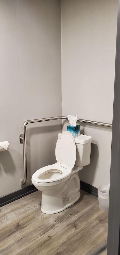 Travelodge by Wyndham Elkhart photo 36