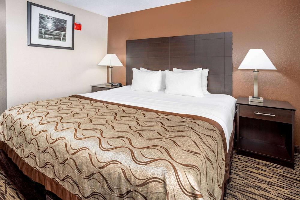 Baymont by Wyndham Beloit photo 17