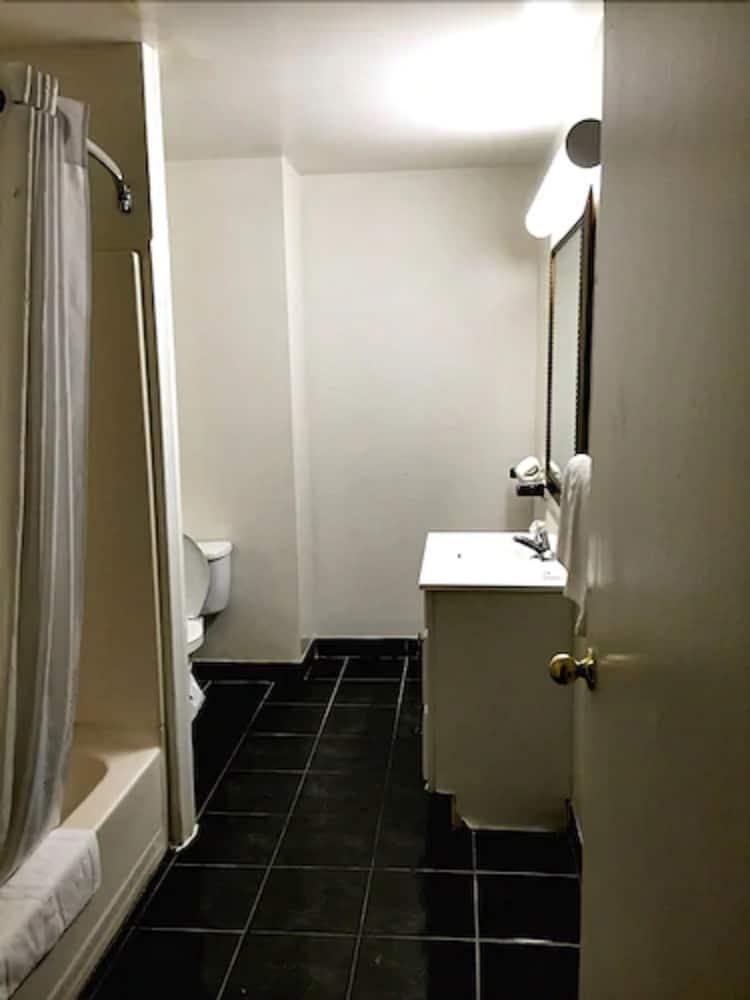 Regal Inn & Suites photo 12