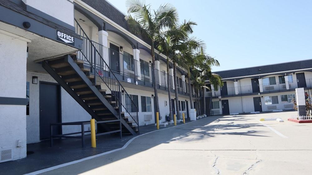 Value Inn Bellflower photo 8