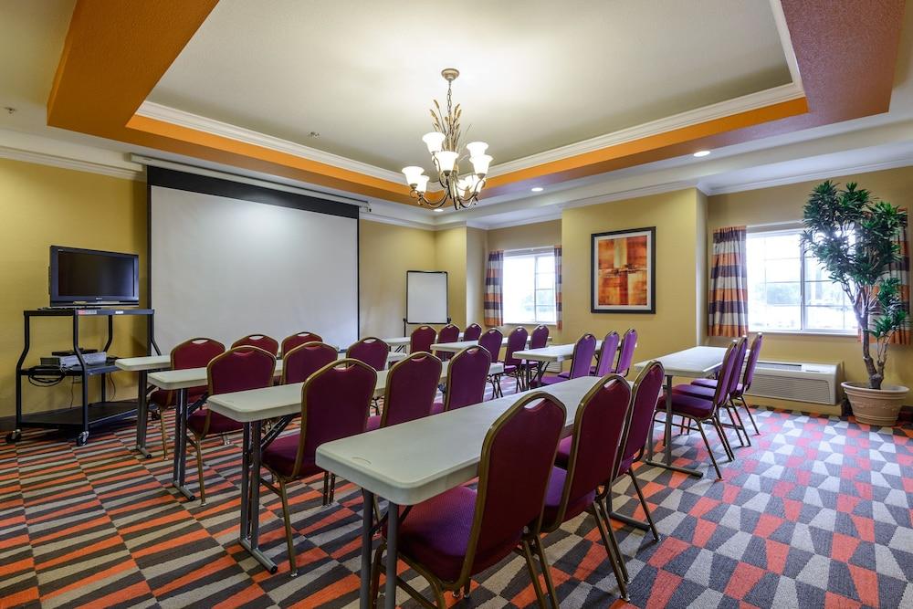 Microtel Inn & Suites by Wyndham Greenville/University Medic photo 14