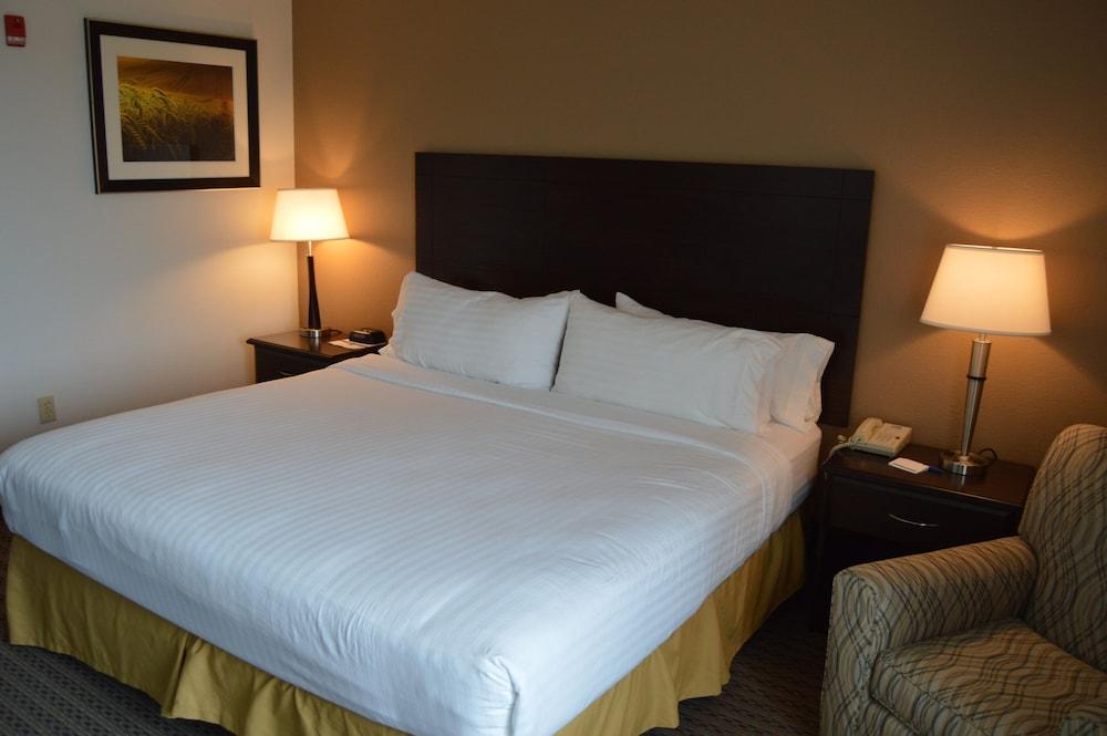 Holiday Inn Express & Suites Winner by IHG photo 13