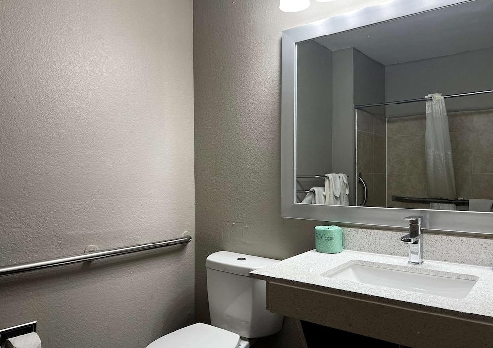 Econo Lodge Spring Lake near Fort Bragg photo 12