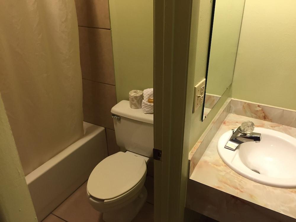 Sebring Inn photo 11