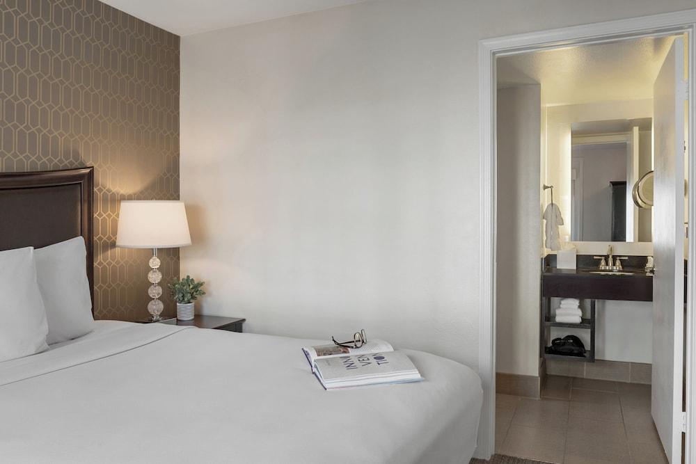 Peacock Suites photo 14