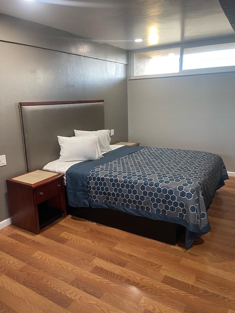 ROYAL MOTEL TRACY LLC photo 3