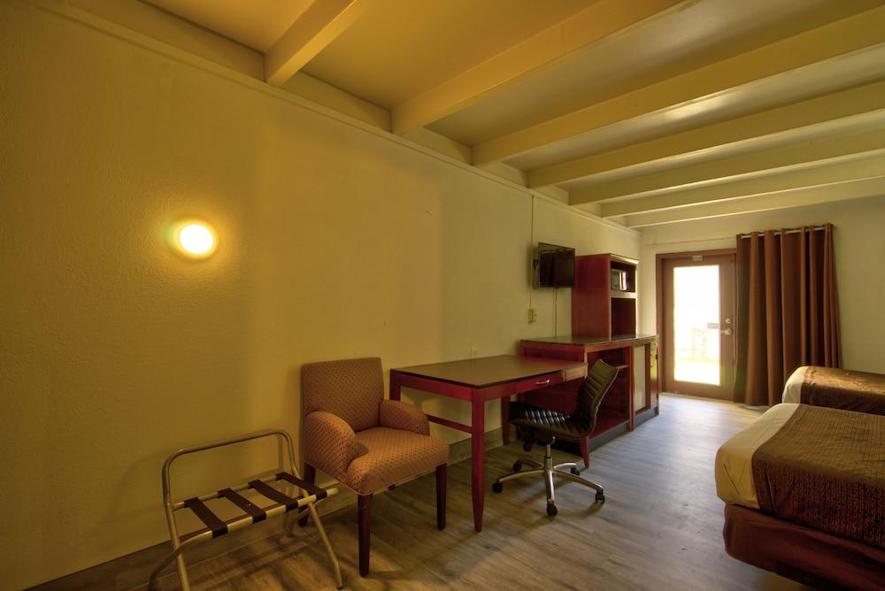 Clearwater Hotel photo 67