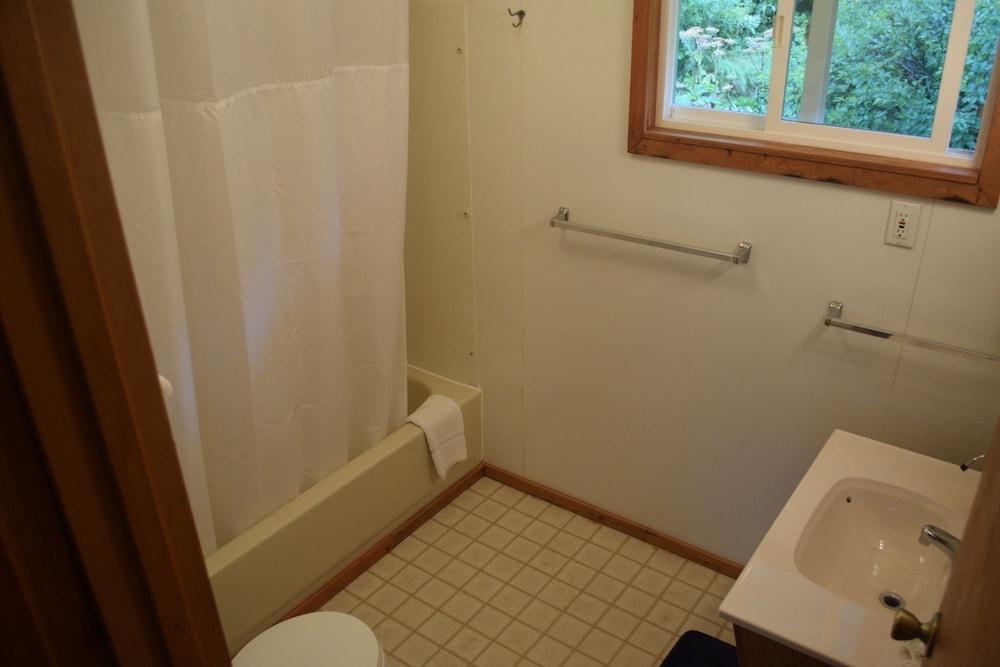 Zachar Bay Lodge Inc photo 6