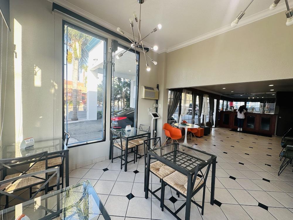 Casa Blanca Hotel - Orange photo 37