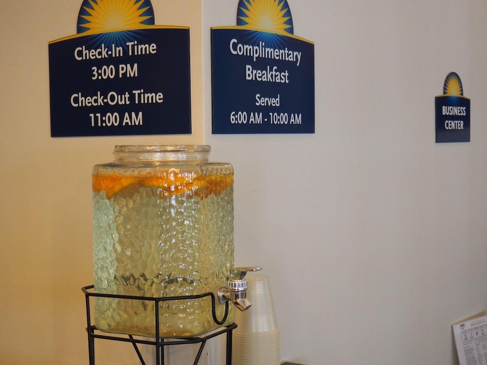 Days Inn by Wyndham Petoskey photo 3