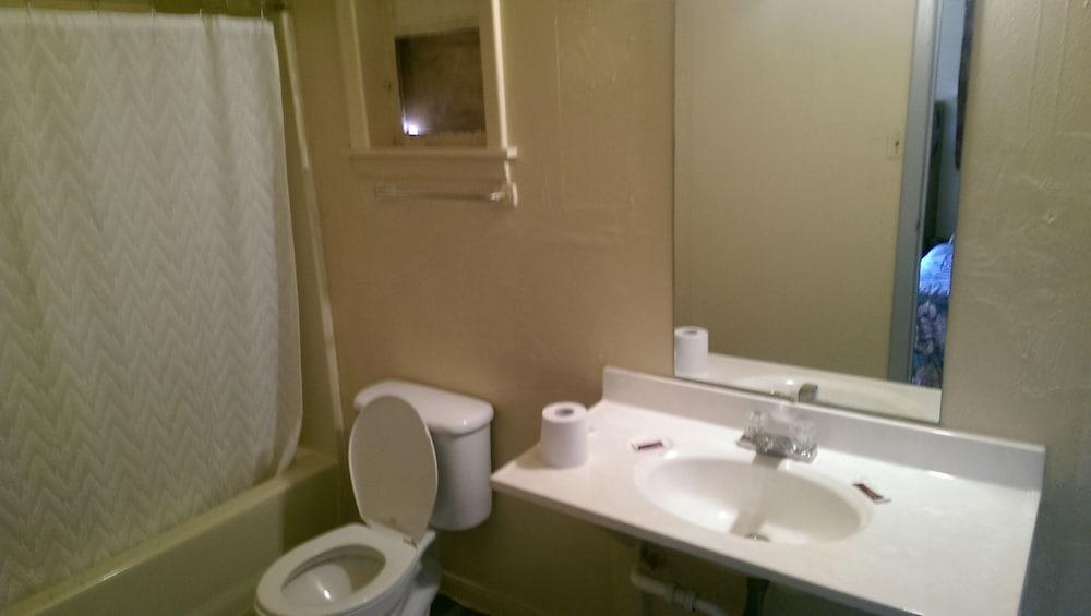 Deluxe Inn photo 11