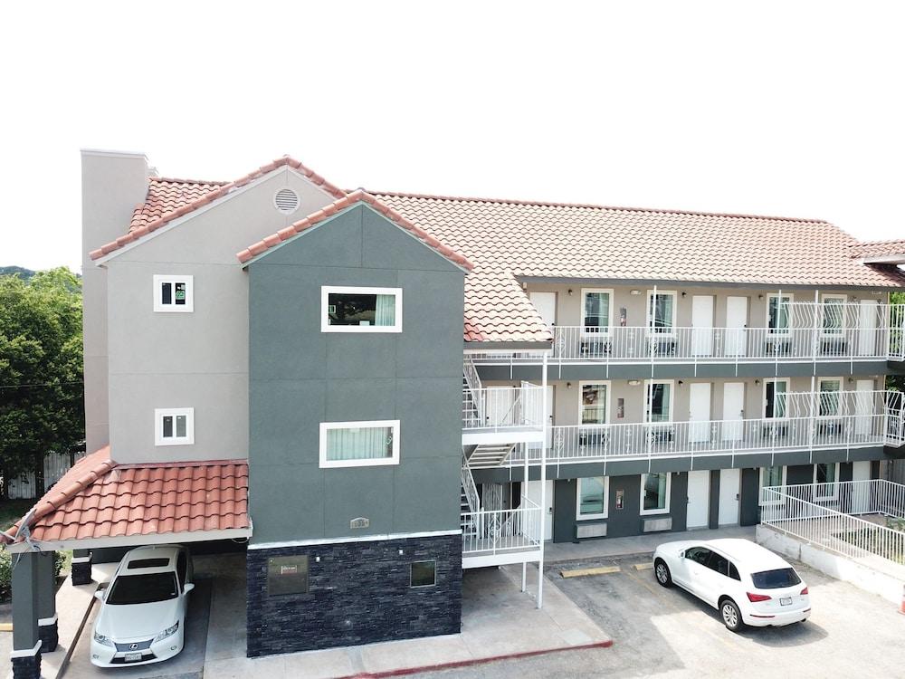 Village Motor Inn photo 1