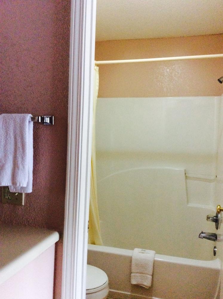 Budget Inn photo 3