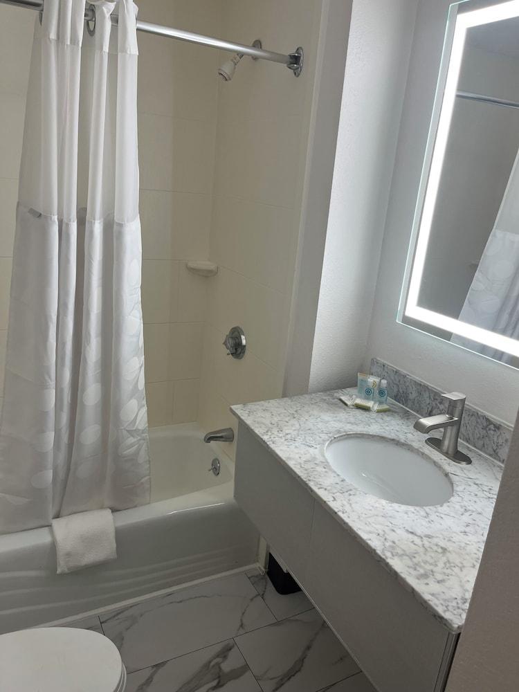 Howard Johnson by Wyndham Malden Boston Area photo 7