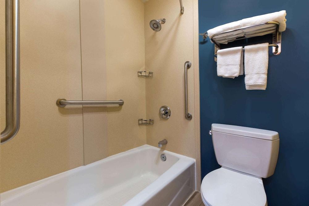 Hotel Vinea, a Travelodge by Wyndham photo 18