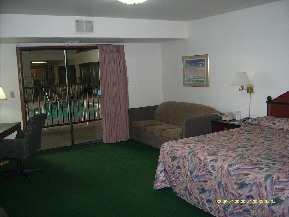 Econo Lodge Waupaca photo 11
