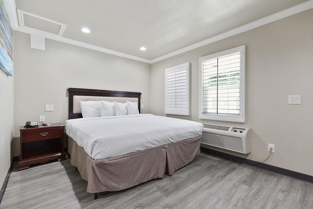 Le Blanc Inn & Suites photo 53
