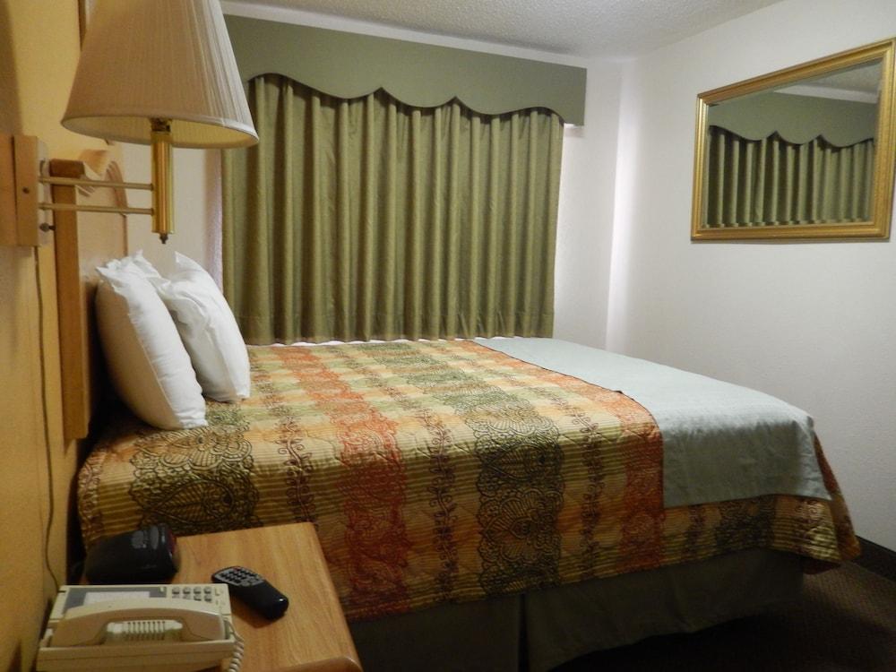 Pearsall Executive Inn photo 13