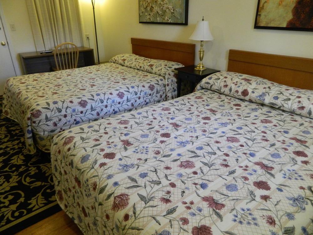 Twin Oaks Motel photo 9