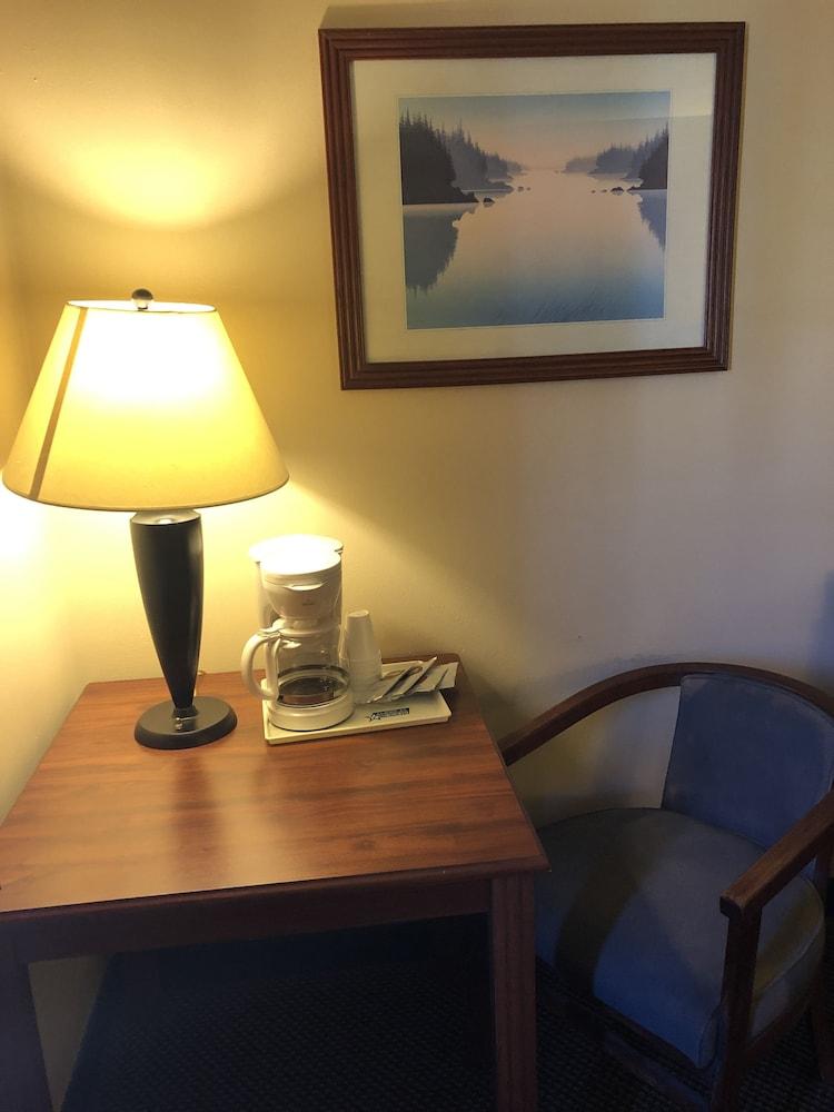 AmericInn by Wyndham Lake Mills photo 35