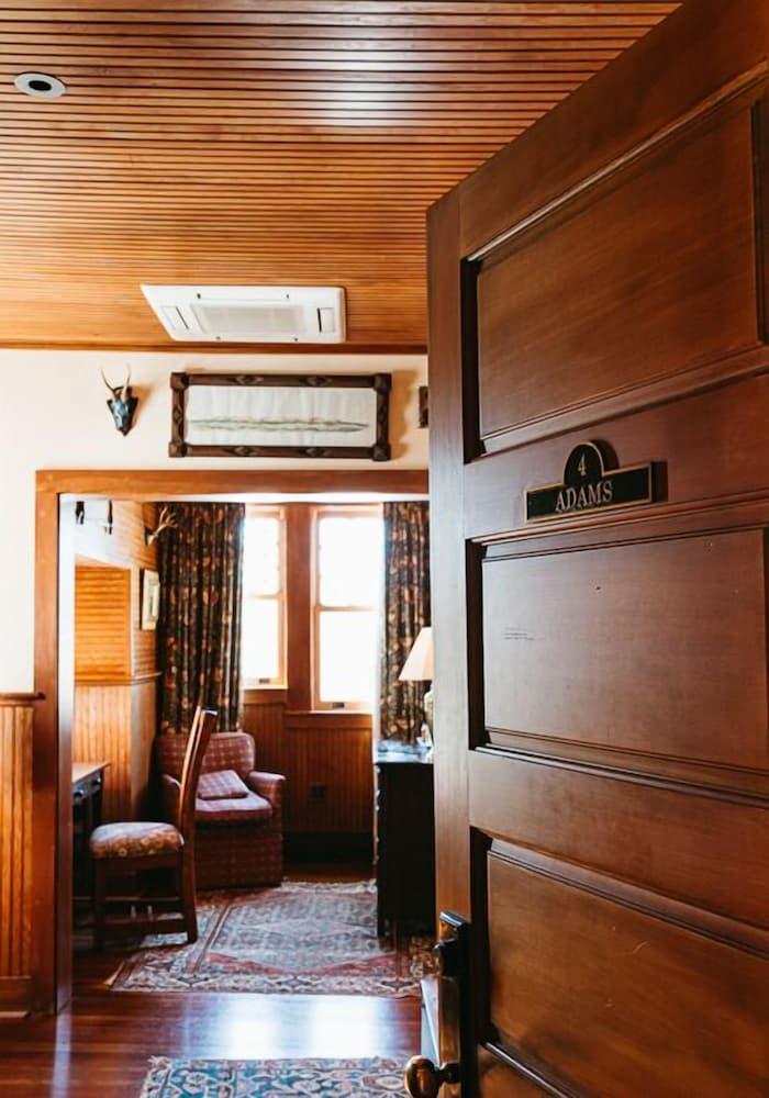 Deer Mountain Inn photo 9