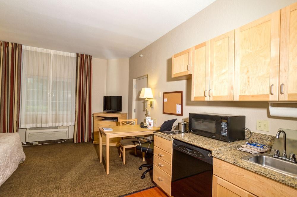 Candlewood Suites Ft Myers I-75 by IHG photo 16