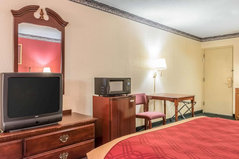 Econo Lodge Reading Airport photo 21