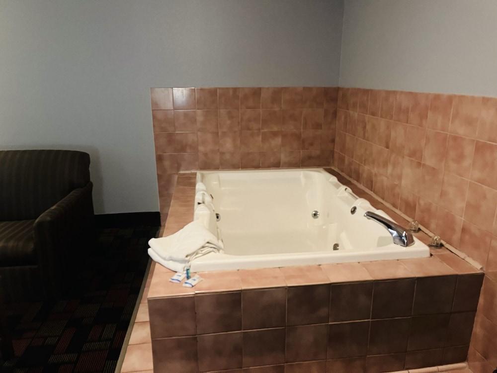 Rodeway Inn Whitehall photo 16