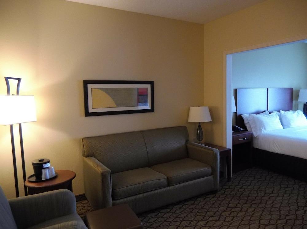 Holiday Inn Express & Suites Lancaster by IHG photo 18
